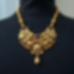 Elegant pul necklace design featuring intricate patterns