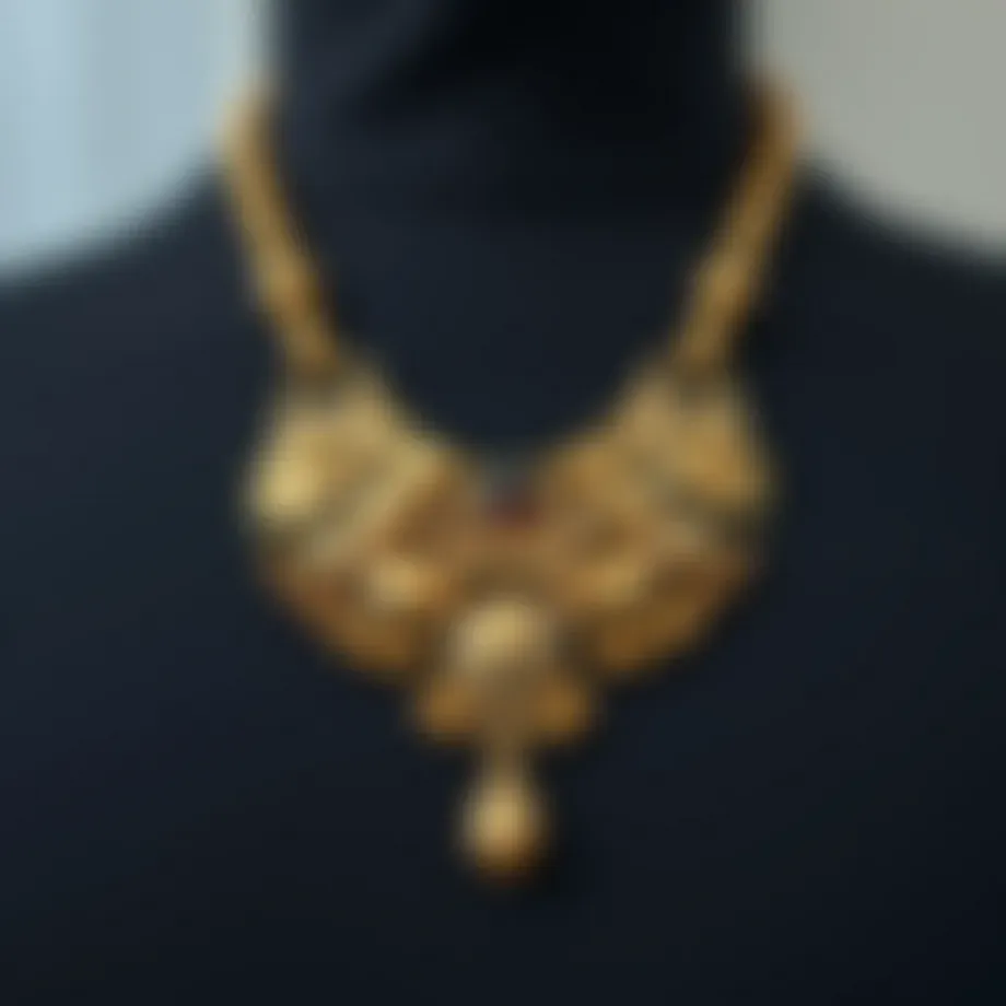 Elegant pul necklace design featuring intricate patterns